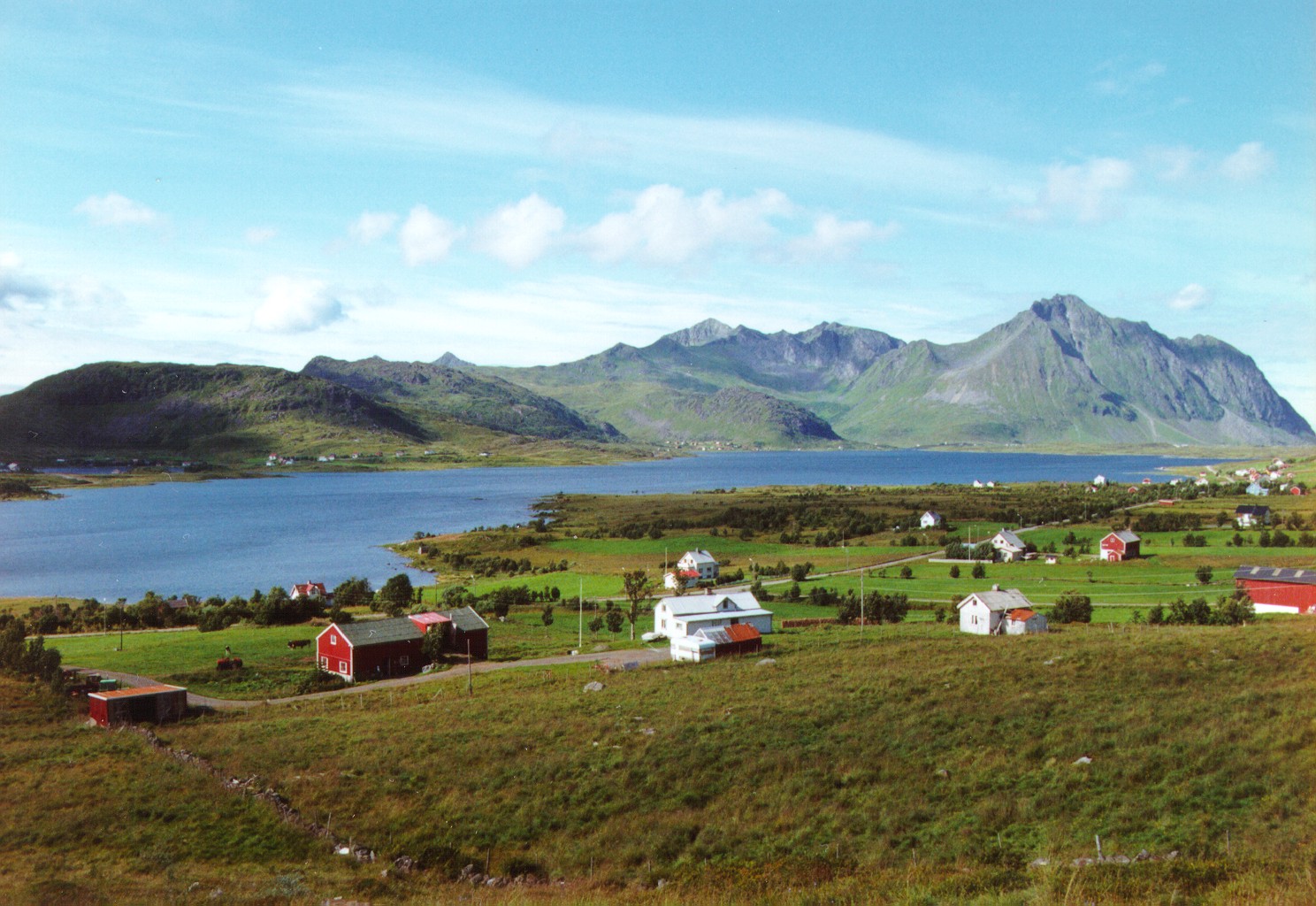 Obytné bíle, stodoly červeně.